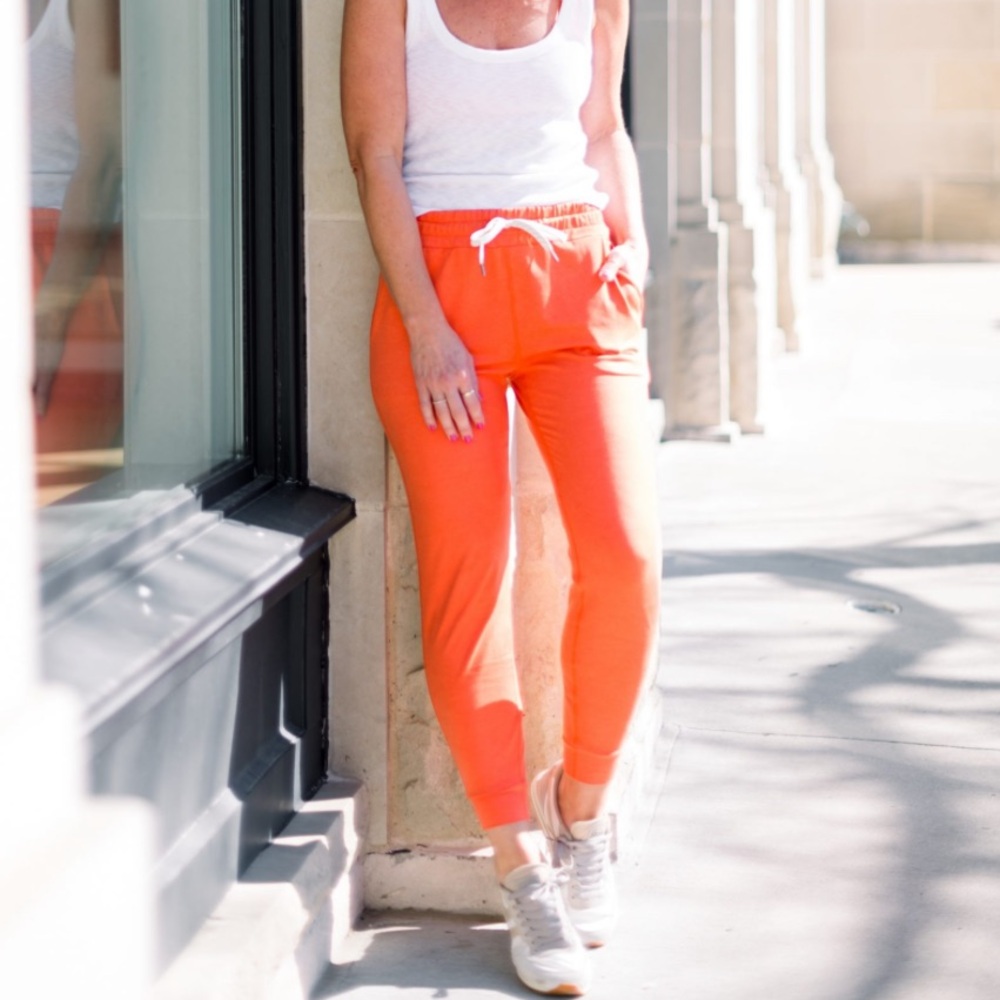 Vuori Performance women’s orange cropped joggers, size XS